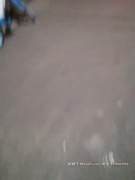 坐标湖南某县城夜探小巷深处搭讪100块的黑丝牛仔短裤站街女吃快餐