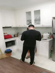 剧情演绎朋友不在家老婆在做饭厨房啪啪，不要不要半推半就脱掉内裤，站立后入搬来椅子抽插猛操