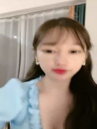 颜值区极品美女下播前给大家小秀一波，镜头拿到下面没穿内裤，掰开极品粉穴特写，掏出白嫩美乳揉捏真粉嫩